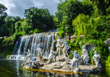 Wasserfall und Figurengruppe im Garten des Kölnigspalastes von Caserta