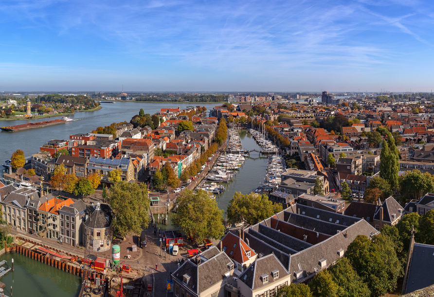 Dordrecht ist die älteste Stadt des ehemaligen Hollands und verzückt mit seiner Lage direkt am Wasser.