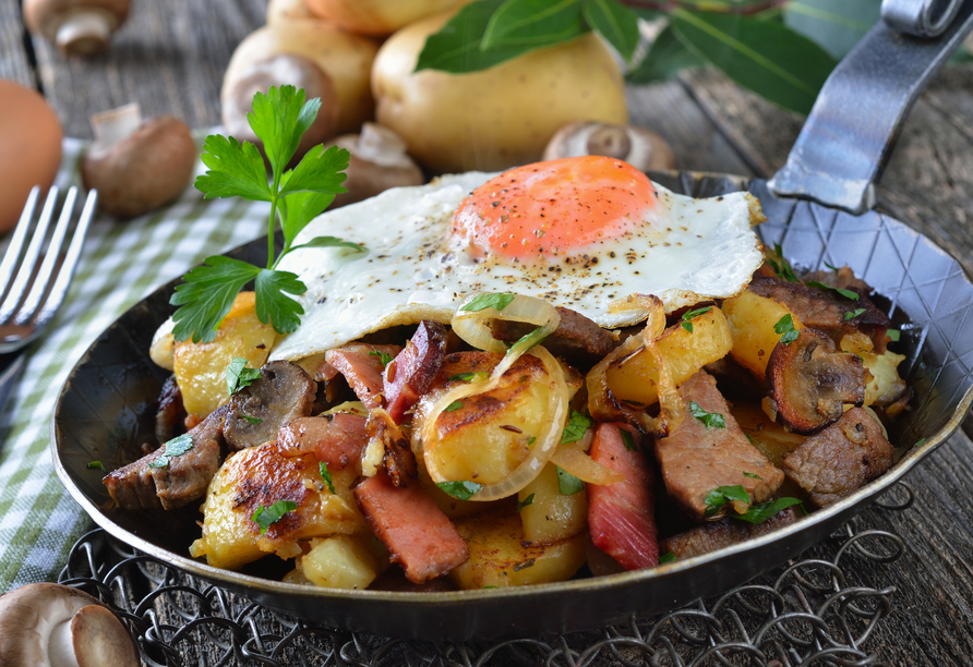 Freuen Sie sich auf regionale Köstlichkeiten wie ein deftiges Tiroler Gröstl.