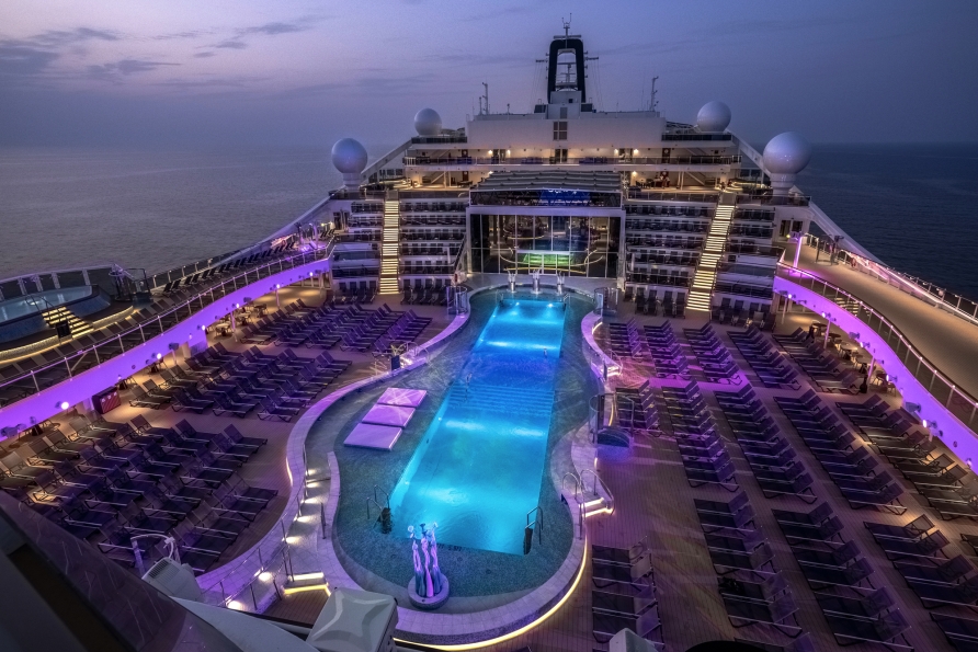 Das weitläufige Pooldeck der MSC World Europa