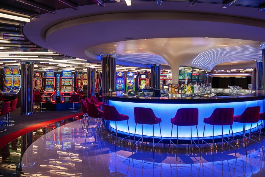 Das Casino an Bord sorgt für Unterhaltung.