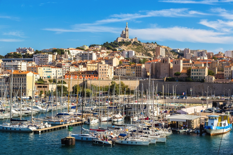 Der alte Hafen von Marseille und die Basilika Notre Dame de la Garde auf dem höchsten Hügel der Stadt