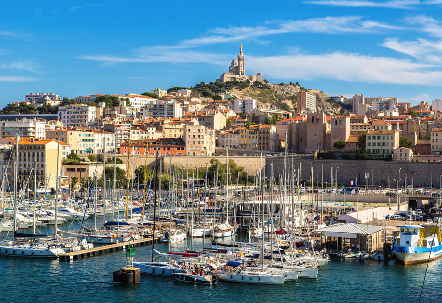 Der alte Hafen von Marseille und die Basilika Notre Dame de la Garde auf dem höchsten Hügel der Stadt