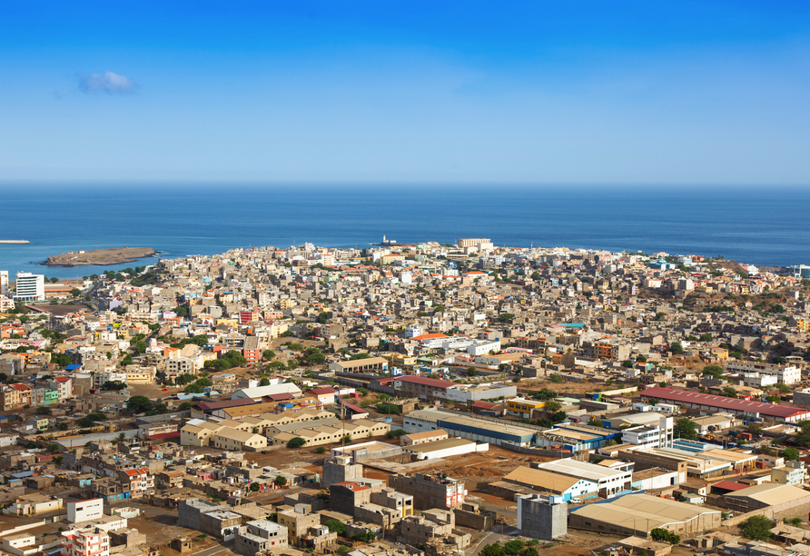 Auch der kapverdischen Hauptstadt Praia statten Sie einen Besuch ab.