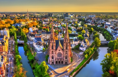 Freuen Sie sich auf Ihren Besuch in Straßburg. Hier im Vordergrund ist die Paulskirche zu sehen. 