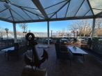 Von der Terrasse aus haben Sie einen herrlichen Blick auf den See.