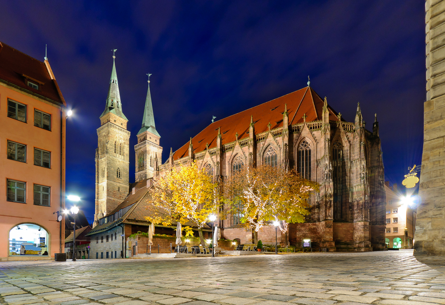 Genießen Sie den Anblick der prachtvollen Lorenzkirche in Nürnberg.