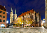 Genießen Sie den Anblick der prachtvollen Lorenzkirche in Nürnberg.