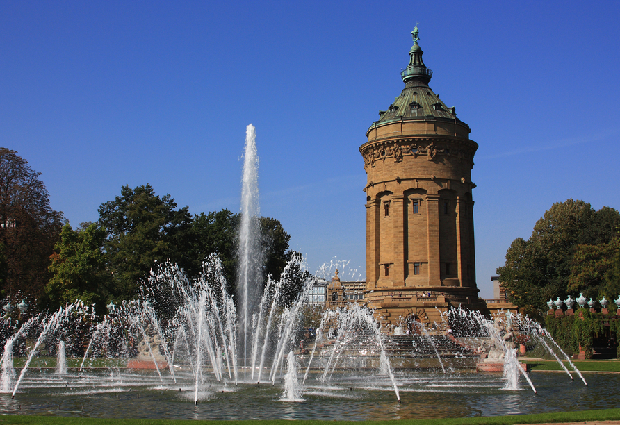 Der Wasserturm ist eine der bekanntesten Sehenswürdigkeiten von Mannheim.