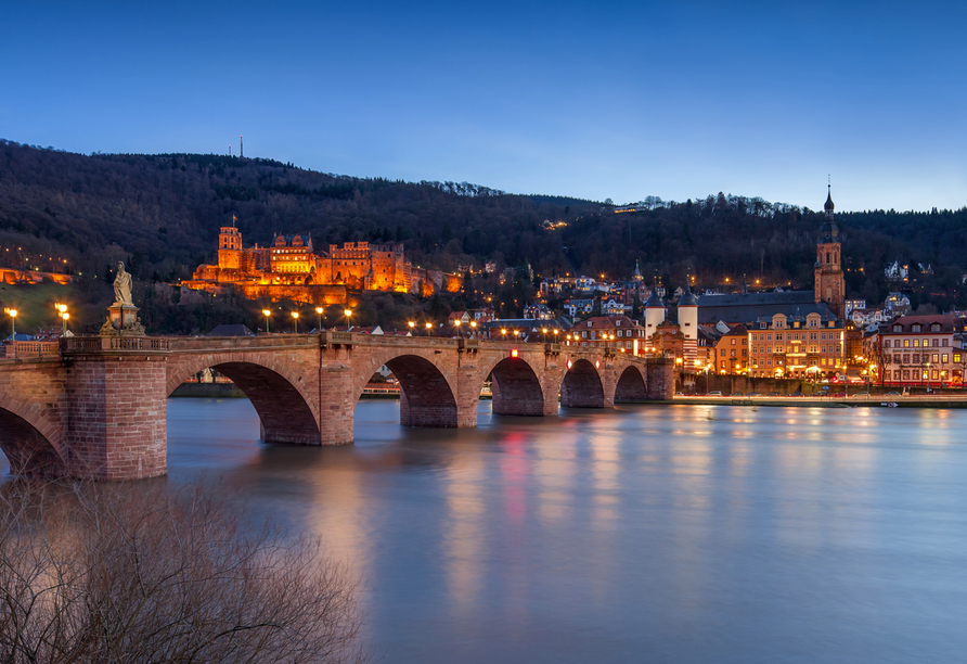 Überqueren Sie die alte Brücke von Heidelberg.