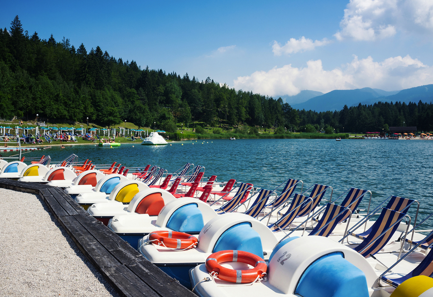 Der kristallklare Bergsee Lago di Lavarone lädt zum Entspannen, Baden und Bootfahren ein.