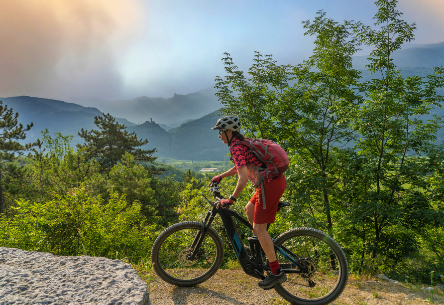 Zahlreiche Fahrradwege, Mountainbike- und Kletter-Touren sowie Wanderwege warten auf Sie!