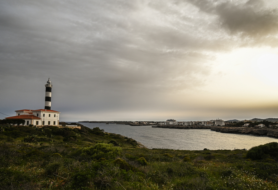Der markante, schwarz-weiße Leuchtturm ist das Wahrzeichen des Hafenstädtchens Portocolom.
