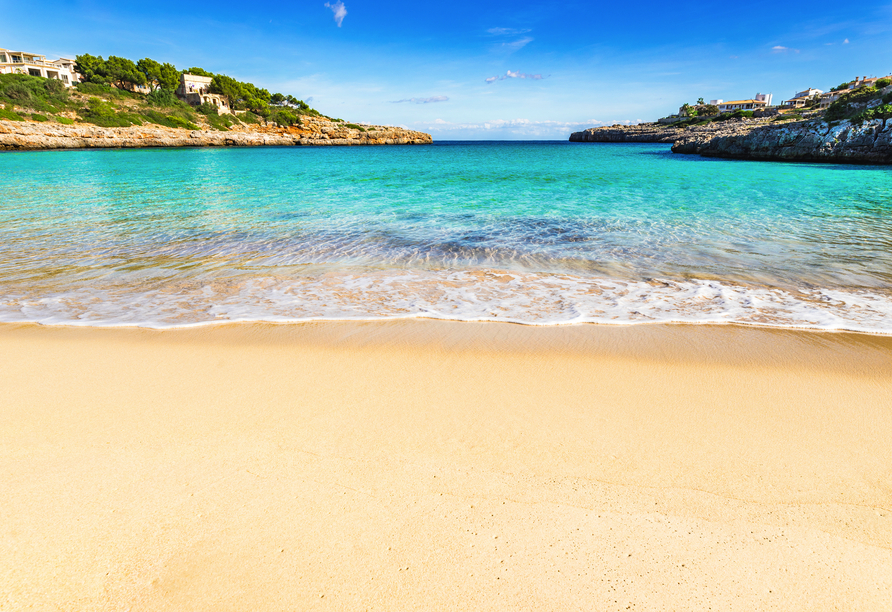Freuen Sie sich auf den feinen, weißen Sandstrand Cala Marçal in der Nähe Ihres Urlaubshotels.