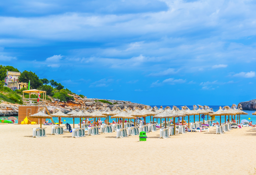 Verbringen Sie traumhafte Strandtage auf der beliebten Baleareninsel.