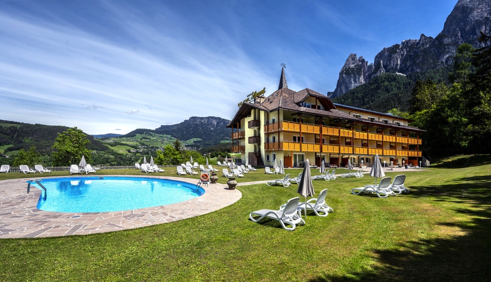 Parc Hotel Miramonti in Völs am Schlern, Außenbereich mit Pool