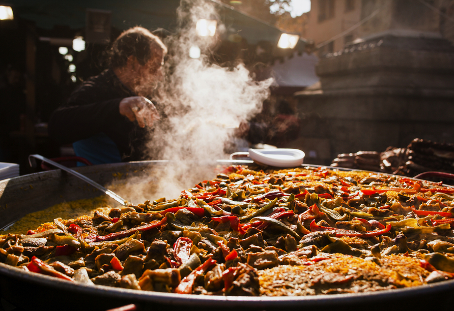 Eine traditionelle Paella sollten Sie in Spanien auf jeden Fall probieren!