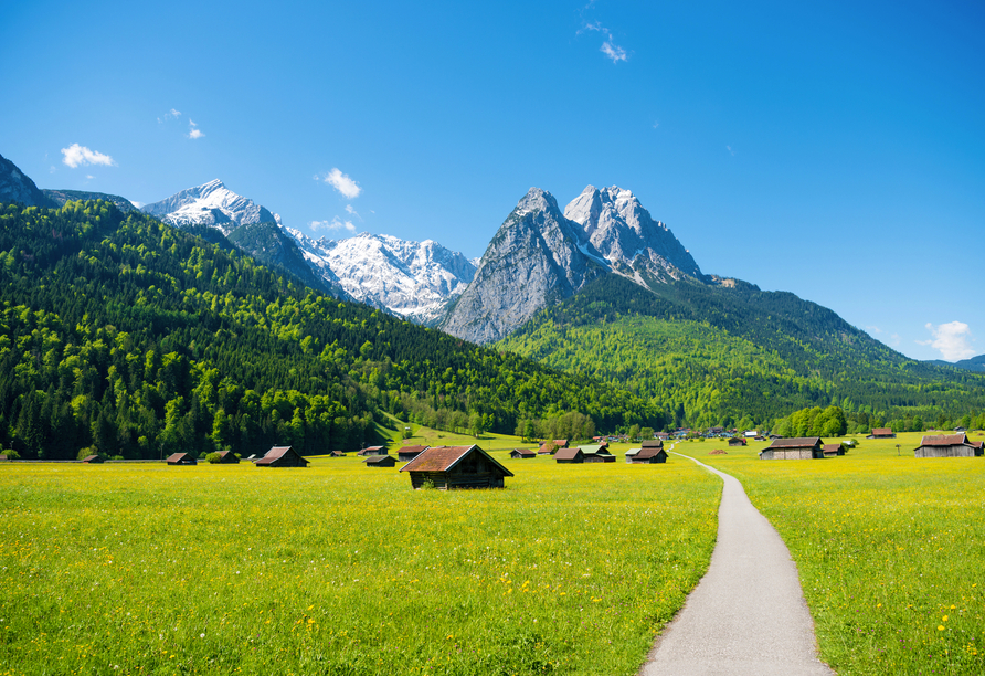Rund um Garmisch-Partenkirchen erwartet Sie eine idyllische Berglandschaft.