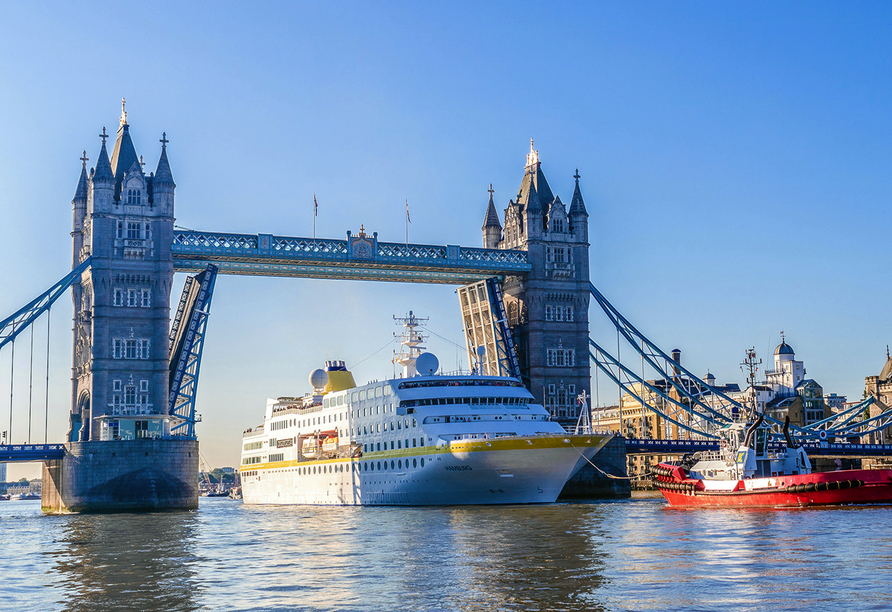 Ein wahres Spektakel: Die Fahrt von MS HAMBURG auf der Themse und durch die Tower Bridge in London.