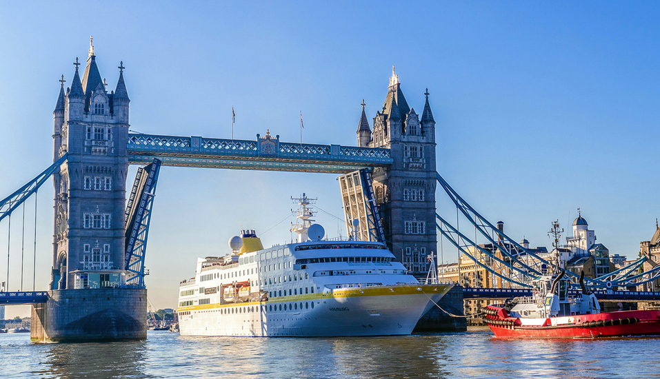 Ein wahres Spektakel: Die Fahrt von MS HAMBURG auf der Themse und durch die Tower Bridge in London.