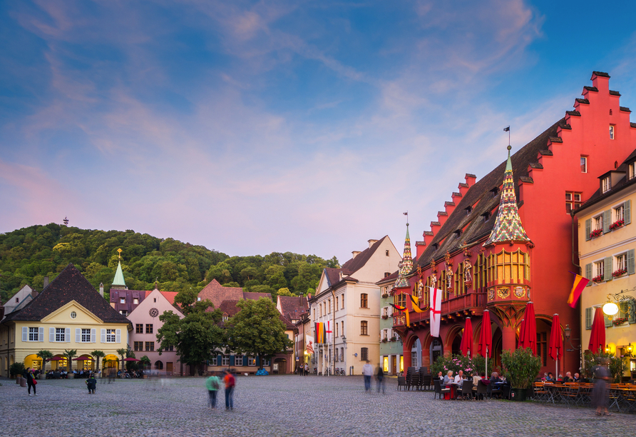 Das leuchtend rote historische Kaufhaus ist ein beliebtes Fotomotiv.