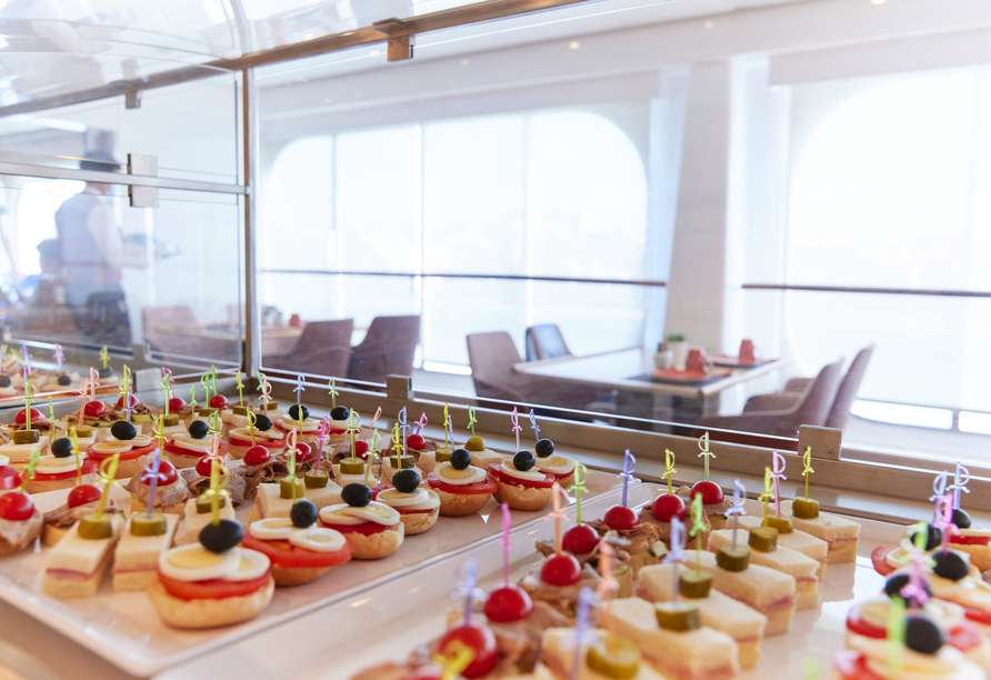 Leckere Köstlichkeiten erwarten Sie im Buffetrestaurant an Bord.