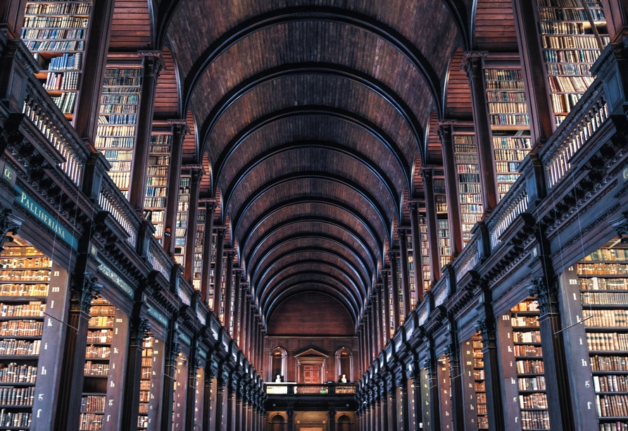 Über 4,5 Millionen Bücher und eine beeindruckende Architektur finden Sie in der größten und schönsten Bibliothek Irlands: die Bibliothek des Trinity College in Dublin.