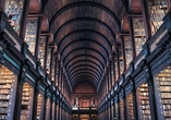Über 4,5 Millionen Bücher und eine beeindruckende Architektur finden Sie in der größten und schönsten Bibliothek Irlands: die Bibliothek des Trinity College in Dublin.