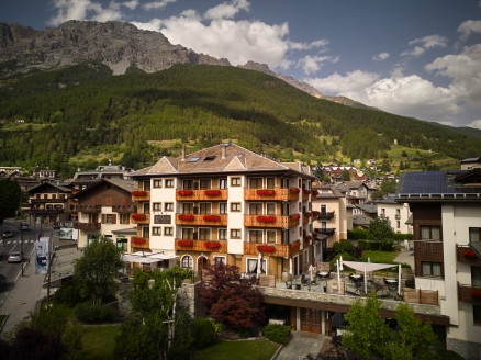 Ihr Hotel erwartet Sie in einer grandiosen Bergwelt.