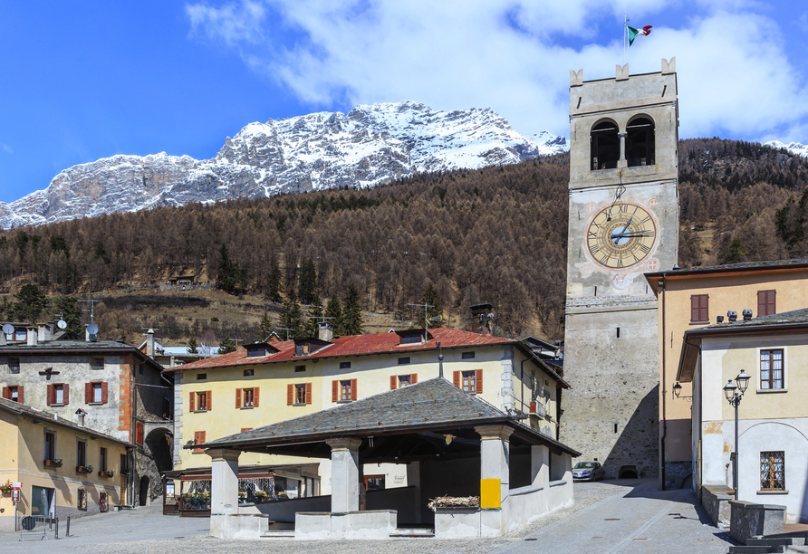 Die Piazza Cavour mit dem historischen Glockenturm in Bormio