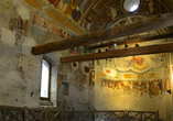 Farbenprächtige Fresken in der Kirche Santo Spirito