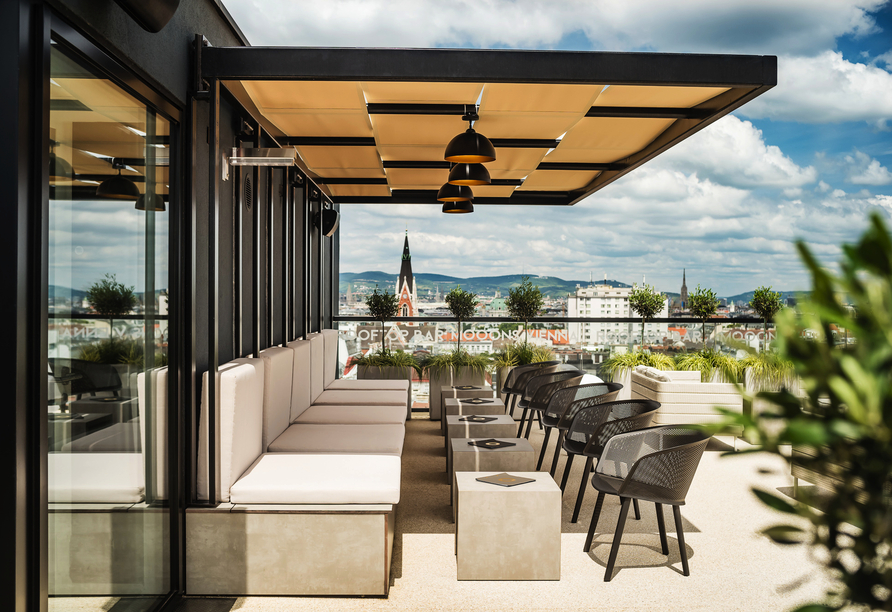Genießen Sie die fantastische Aussicht auf Wien von der Rooftop-Bar des Hotels.