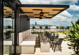 Genießen Sie die fantastische Aussicht auf Wien von der Rooftop-Bar des Hotels.