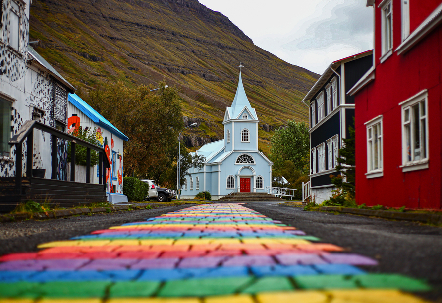 Der Regenbogenweg führt durch das idyllische Seyðisfjörður.