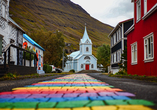 Der Regenbogenweg führt durch das idyllische Seyðisfjörður.