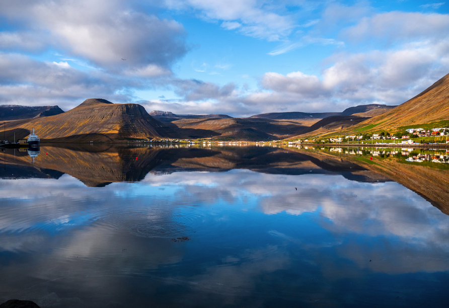 Die Region um Ísafjörður – zu deutsch: Eisfjord – ist geprägt von malerisch-schroffen Landschaften.