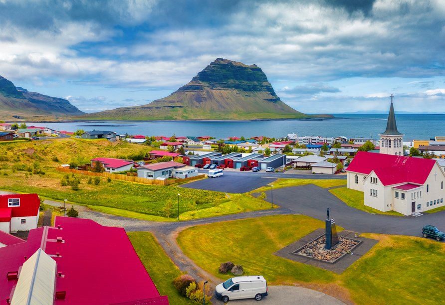 Ein Stopp in Grundarfjörður mit dem berühmten Berg Kirkjufell ist ein Muss auf Ihrer Island-Reise.