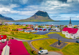 Ein Stopp in Grundarfjörður mit dem berühmten Berg Kirkjufell ist ein Muss auf Ihrer Island-Reise.