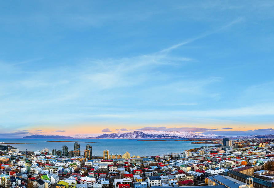 Machen Sie einen Ausflug in die nördlichste Hauptstadt der Welt – Reykjavík.