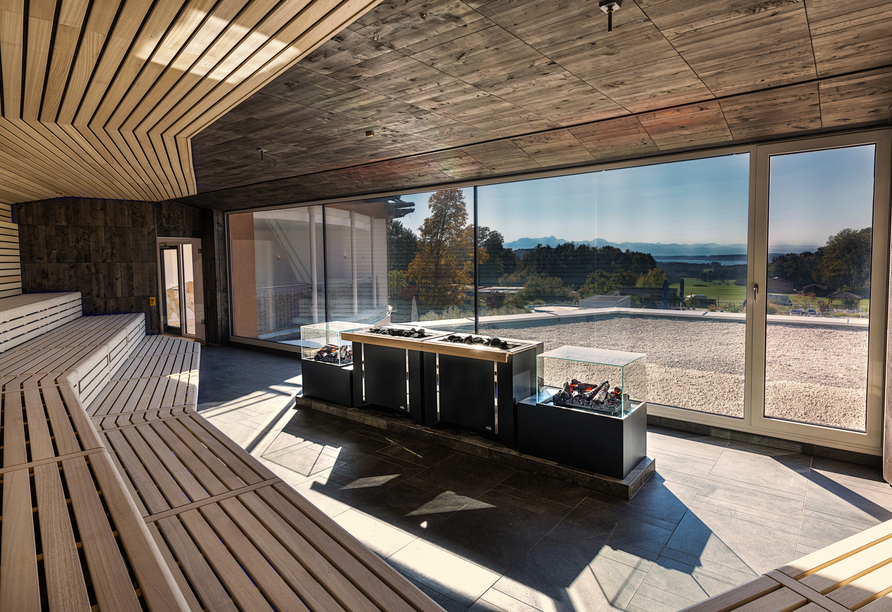 Die Panorama-Sauna bietet Ihnen Entspannug und eine herrliche Aussicht.