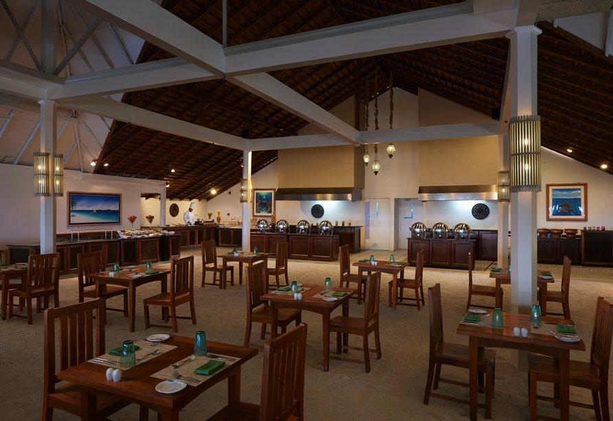 Lassen Sie sich im Restaurant des Ellaidhoo Maldives by Cinnamon mit leckeren Speisen verwöhnen.