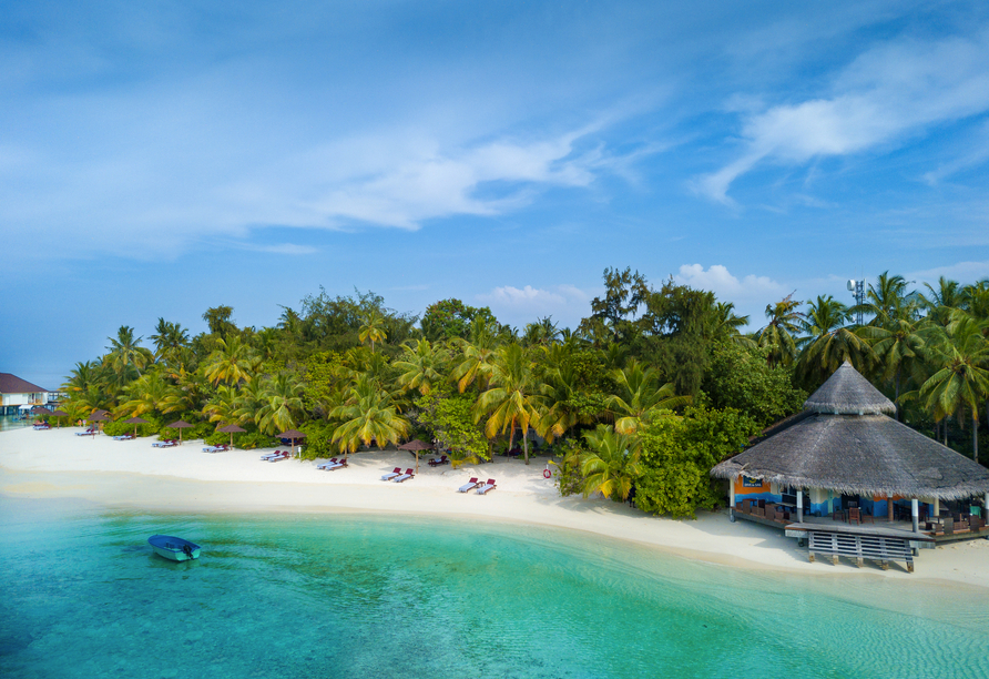 Ihr Hotel auf den Malediven liegt unmittelbar am türkisblauen Wasser.