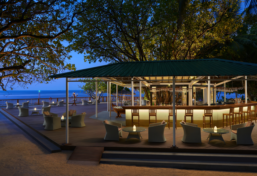 Genießen Sie einen Drink an der Iroushenee Bar des Ellaidhoo Maldives by Cinnamon.