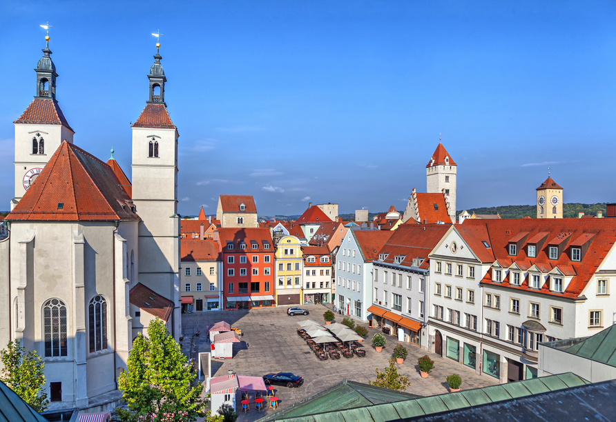 Lernen Sie die Stadt Regensburg mit all ihren tollen Sehenswürdigkeiten wie zum Beispiel der Neupfarrkirche kennen.