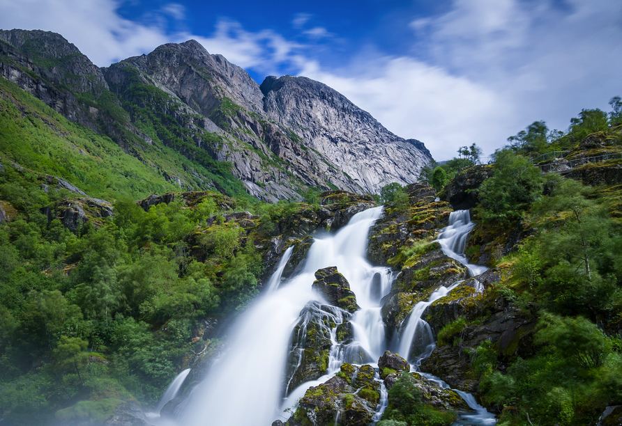Der Briksdalsbreen-Wasserfall befindet sich in der Nähe von Olden.