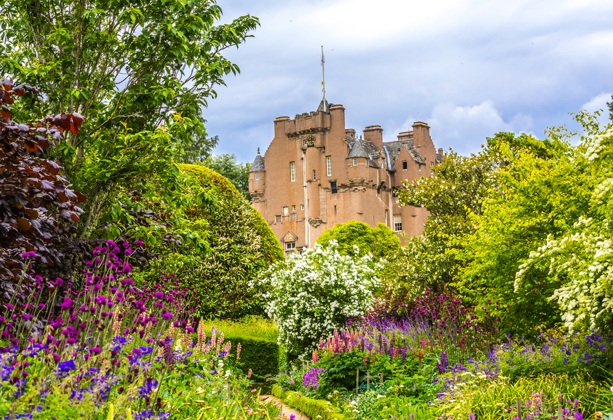 Besuchen Sie in Aberdeenshire das Märchenschloss Crathes Castle mit seiner farbenfrohen Gartenanlage.