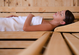 In der Sauna können Sie ganz in Ruhe entspannen.