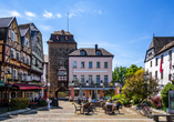 Spazieren Sie durch die Altstadt von Linz am Rhein. 