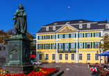 Der Alten Post in Bonn mit dem Beethovendenkmal sollten Sie einen Besuch abstatten.