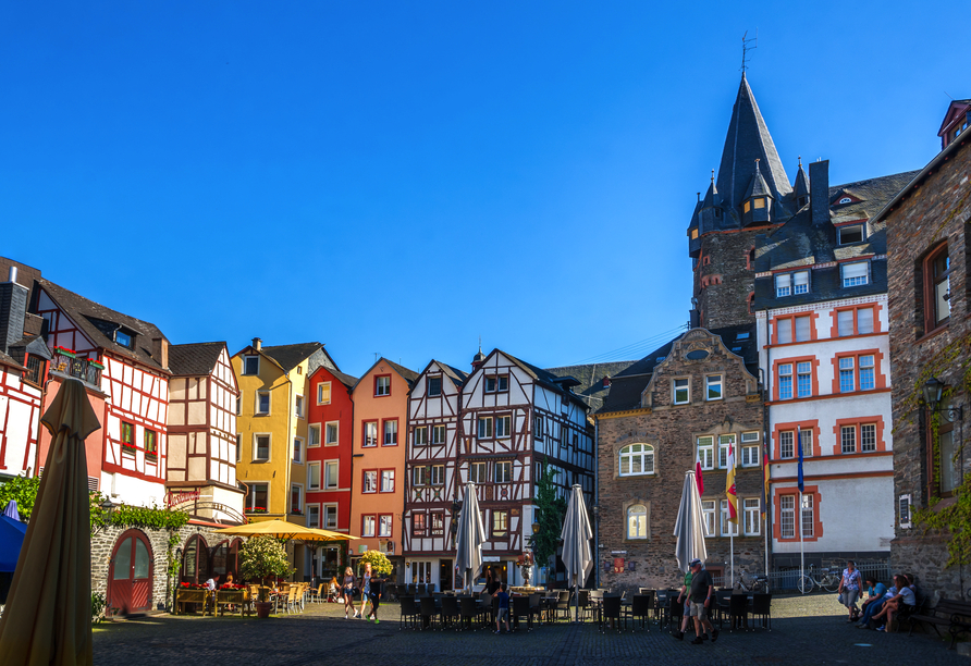 In der Altstadt von Bernkastel-Kues bewundern Sie die bunten Fachwerkhäuser.